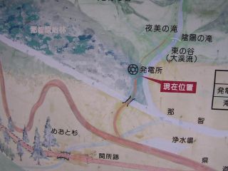 入り口までの看板